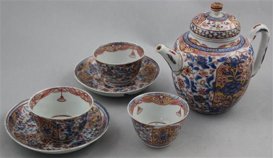 A Chinese export Dutch decorated teapot, three teabowls and two saucers, 18th century, teapot 17cm, some damage